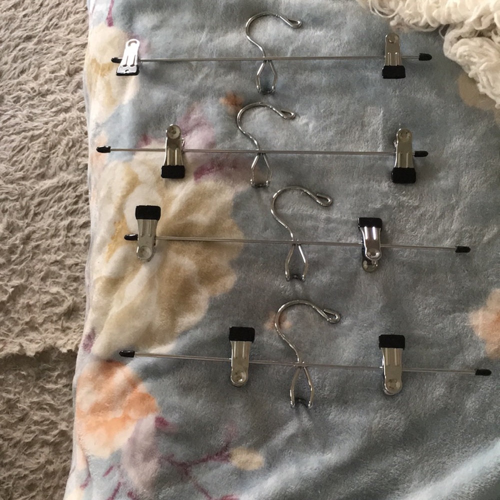 4 Hangers with clips